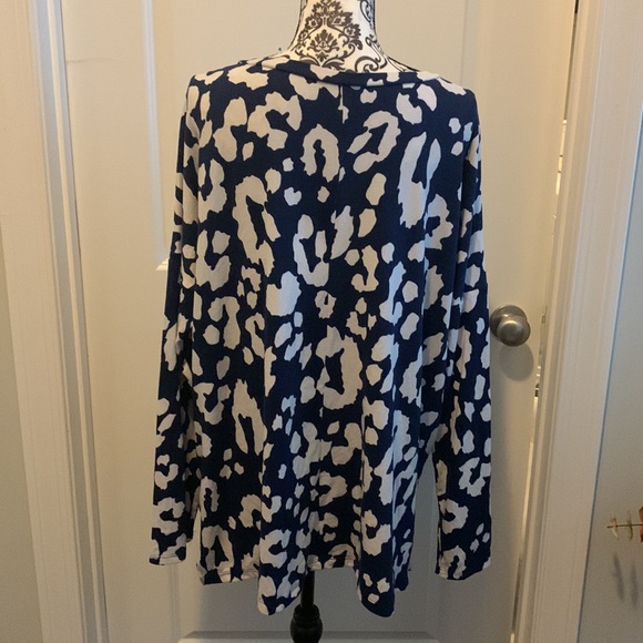 NWOT. Woman’s long sleeve v neck top. - Picture 6 of 8